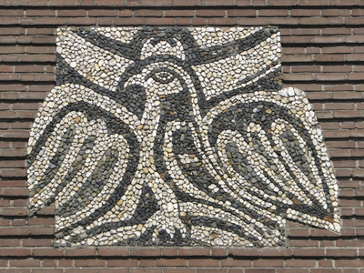 905865 Afbeelding van een mozaïek met een duif op de gevel van de Johanneskerk (Moezeldreef 400) te Utrecht.